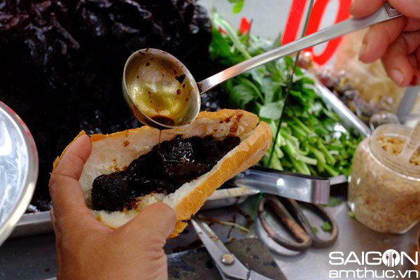Quy trình làm bánh mì khô bò: rưới nước sốt đen đặc trưng, tạo nên hương vị đậm đà khó cưỡng.