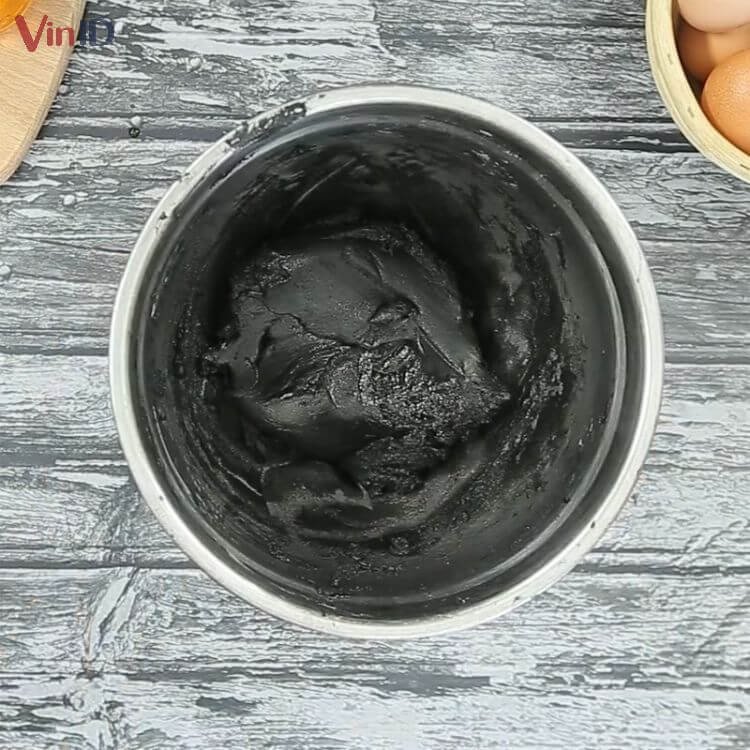 Quy trình trộn bột và tinh than tre để tạo màu sắc đặc trưng cho bánh mì than tre