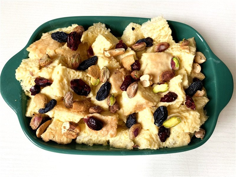 Rắc thêm hạt và trái cây sấy khô lên bánh mì, tăng hương vị và dinh dưỡng cho món tráng miệng từ bánh mì