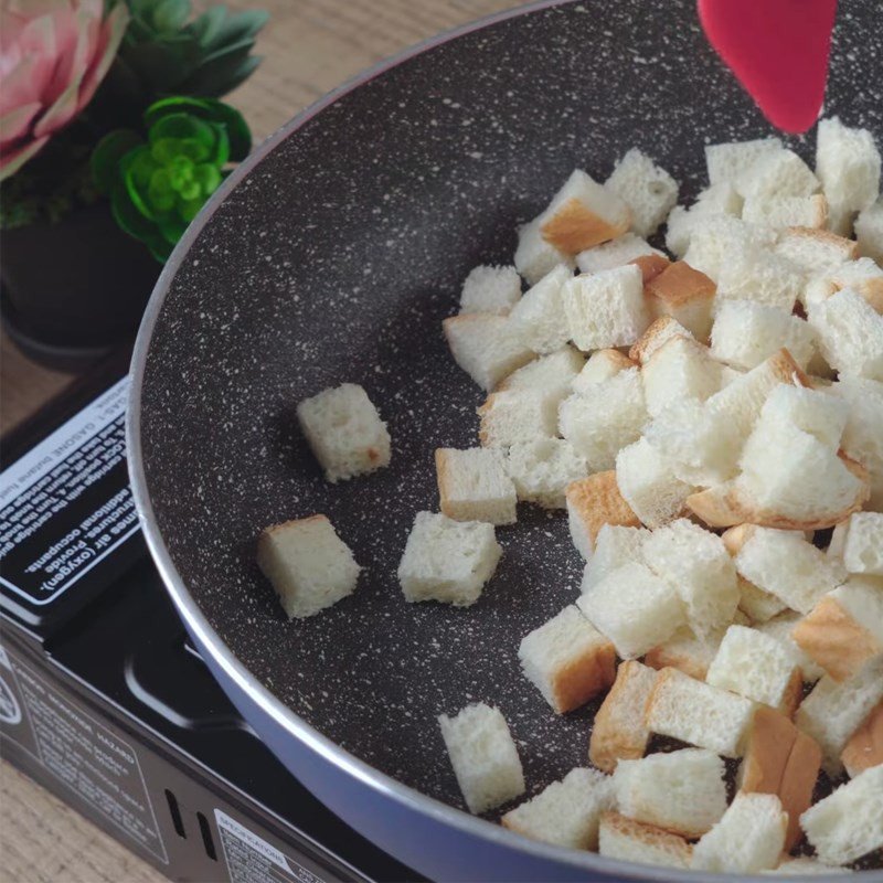Rang bánh mì trên chảo chống dính cho giòn