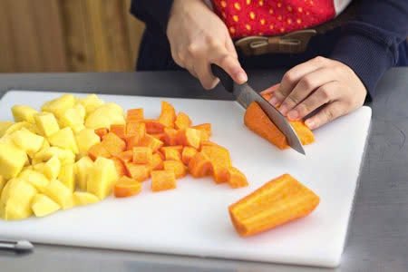 Rau củ cắt miếng vừa ăn gồm cà rốt, khoai tây, hành tây cho nồi sốt vang bò