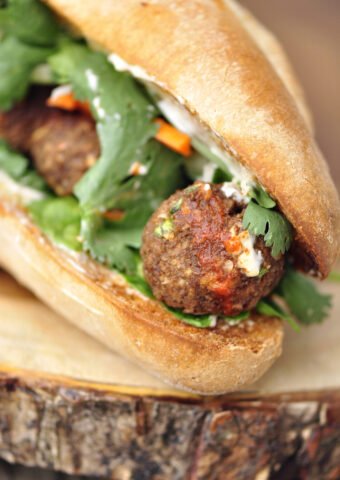 Rau củ muối chua và các nguyên liệu bánh mì chay