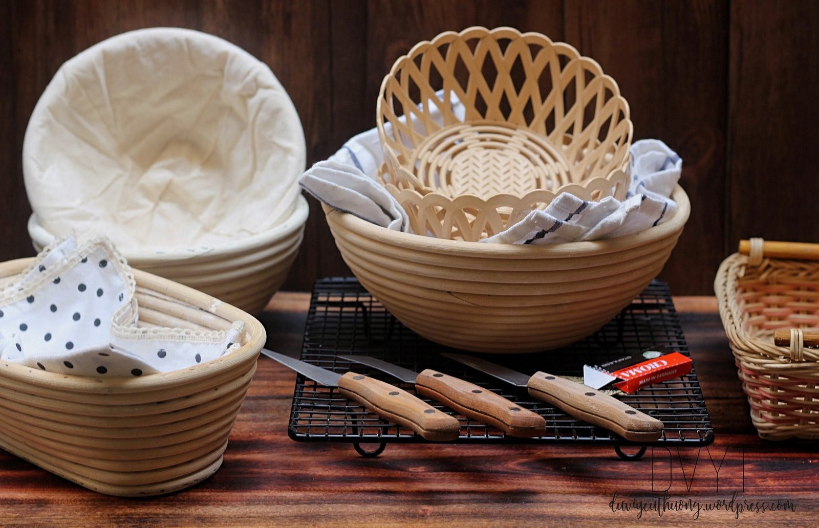 Rổ ủ bột và dao rạch bột