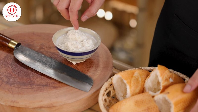 Ruột bánh mì được ngâm trong sữa tươi không đường, bước chuẩn bị quan trọng giúp xíu mại thêm mềm mượt.