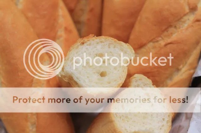 Ruột bánh mì xốp nhẹ, lỗ khí đều và rỗng, minh chứng cho một mẻ 9 ổ bánh mì thành công.