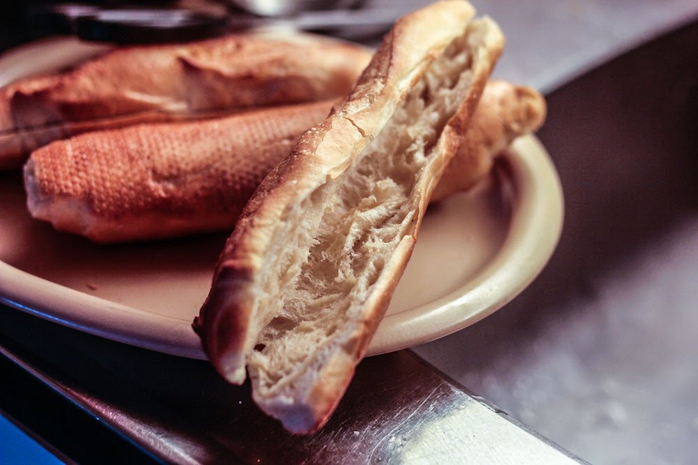 Ruột bánh mì xốp nhẹ, vỏ giòn rụm