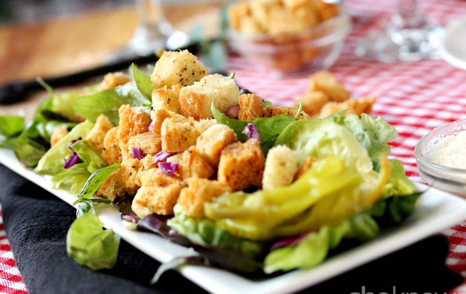 Salad bánh mì giòn rụm, cách chế biến bánh mì cũ lành mạnh