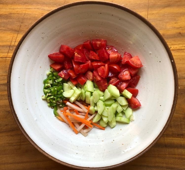 Salad đã sẵn sàng trong bát