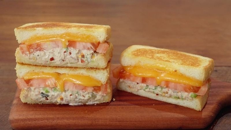Sandwich cá ngừ phô mai thơm ngon và bổ dưỡng