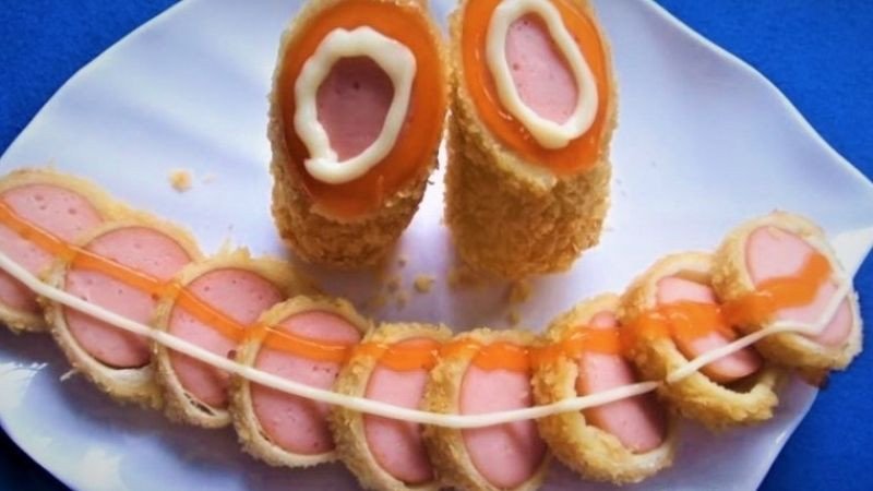 Sandwich cuộn xúc xích chiên xù giòn rụm