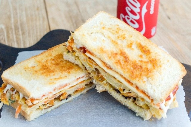 Sandwich kẹp xúc xích trứng rau củ đa màu sắc, tăng cường chất xơ cho bữa ăn