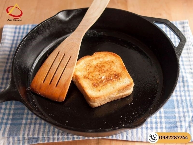 Sấy bánh mì bơ đường trên chảo