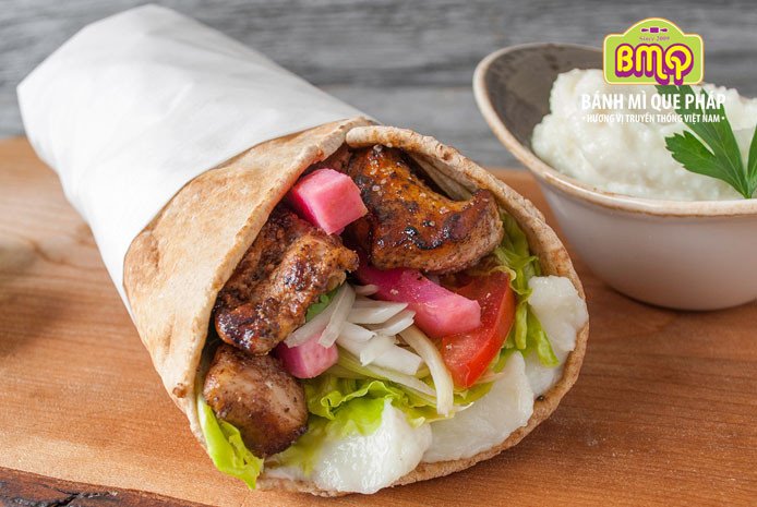 Shawarma Trung Đông - bánh mì kẹp thịt nướng thơm lừng và rau củ tươi ngon