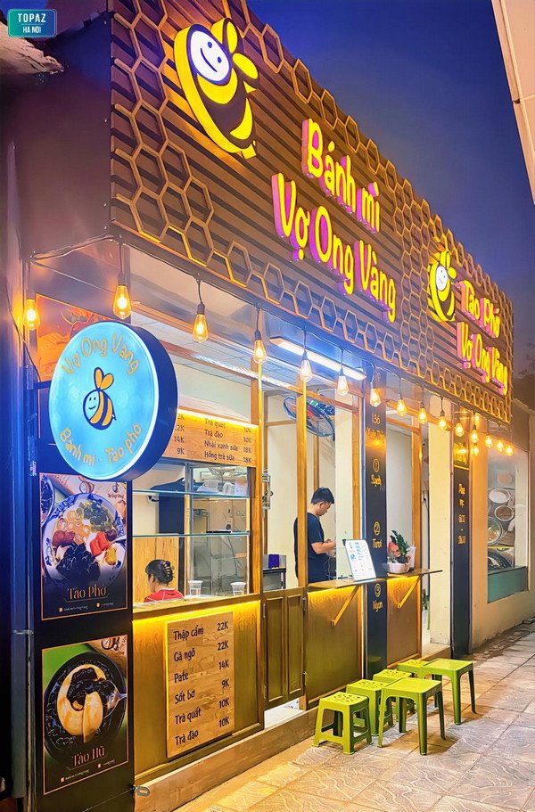 Sinh viên và giới trẻ thưởng thức bánh mì sốt bơ vợ ong vàng yêu thích