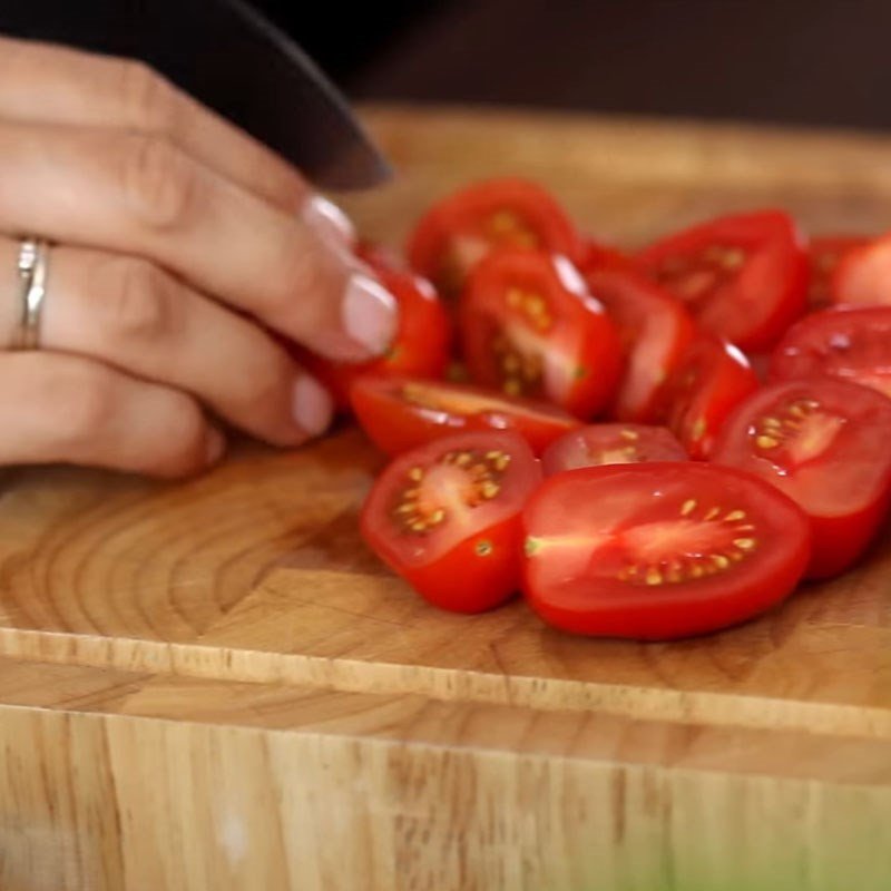 Sơ chế cà chua bi cho món bánh mì sandwich phô mai