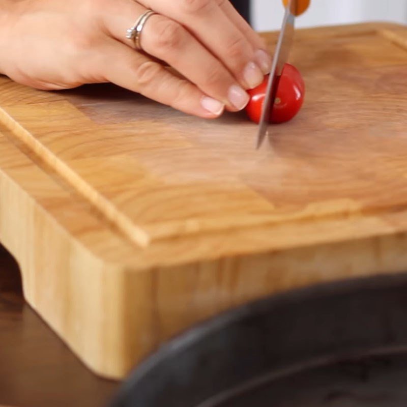 Sơ chế cà chua bi sạch sẽ để làm nhân bánh mì sandwich phô mai