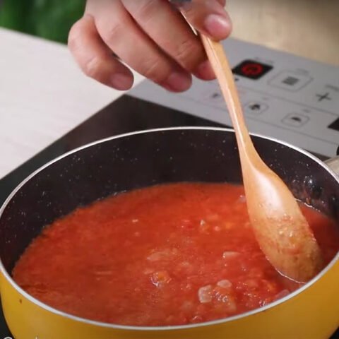 Sơ chế cà chua để nấu bò sốt vang chấm bánh mì