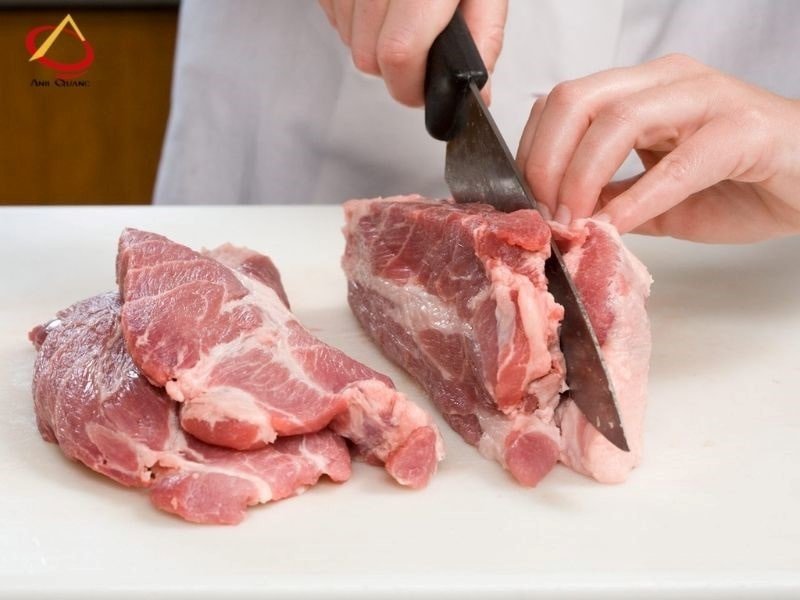 Sơ chế các loại rau và thịt heo chuẩn bị làm bánh mì kẹp thịt