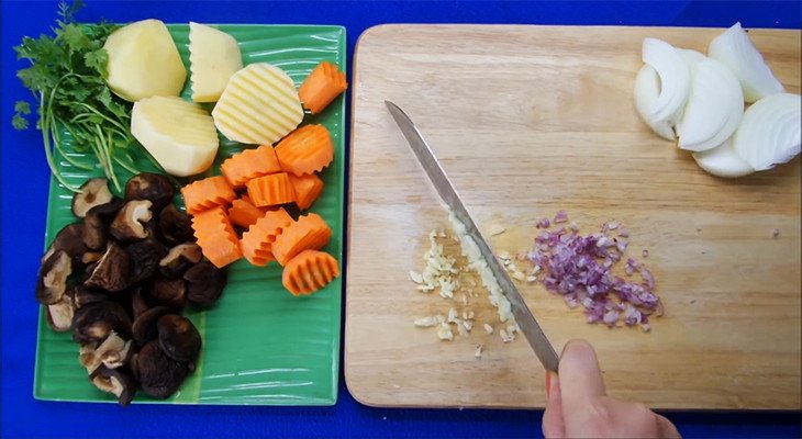 Sơ chế nấm hương cho món sườn nấu nấm