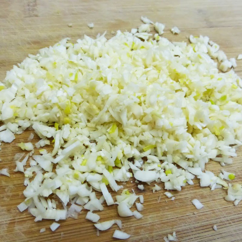 Sơ chế tỏi băm để làm nước sốt thịt bò