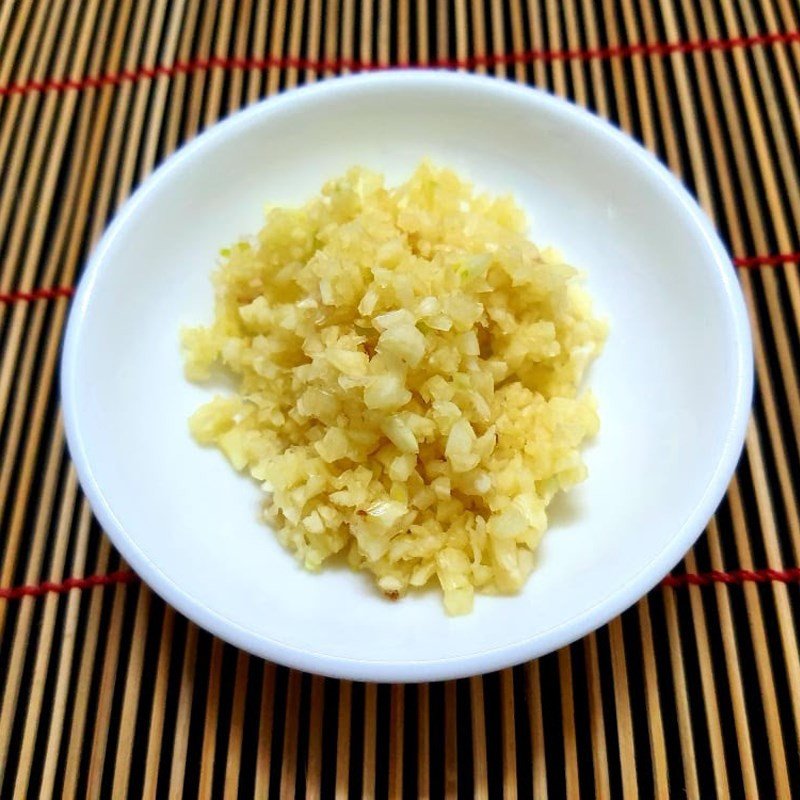 Sơ chế tỏi băm nhuyễn để làm bánh mì chiên bơ tỏi