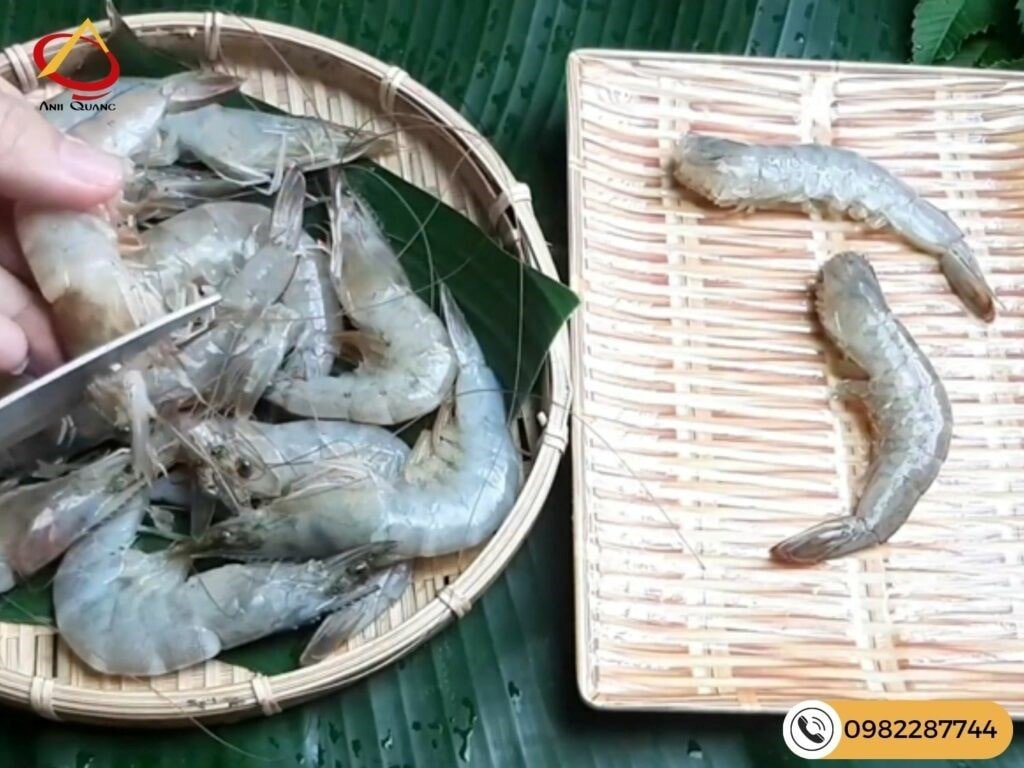 Sơ chế tôm tươi làm bánh mì chiên tôm