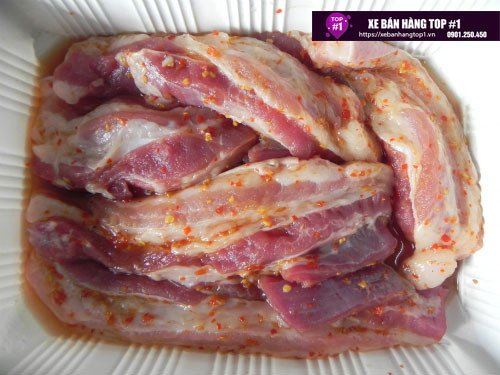 Sơ chế và ướp thịt ba chỉ với hỗn hợp gia vị truyền thống, tạo nên hương vị đặc trưng cho món thịt khìa.