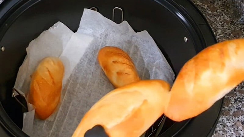 So sánh hâm nóng bánh mì bằng nồi chiên không dầu và lò vi sóng