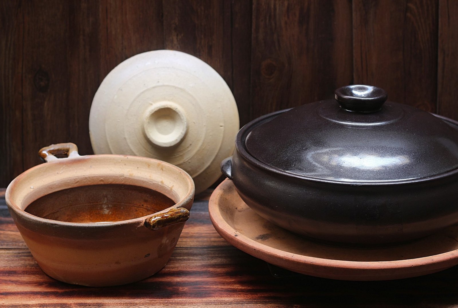 So sánh kích thước và chất liệu giữa nồi đất kho cá và nồi gốm Bát Tràng dùng làm nồi nướng bánh mì