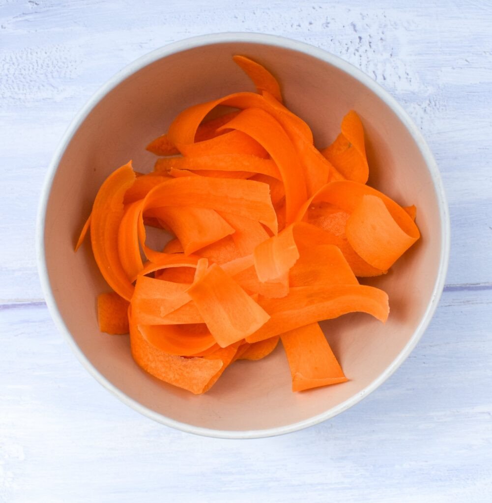 Sợi cà rốt bào mỏng tươi ngon, tăng thêm màu sắc và dinh dưỡng cho món bánh mì