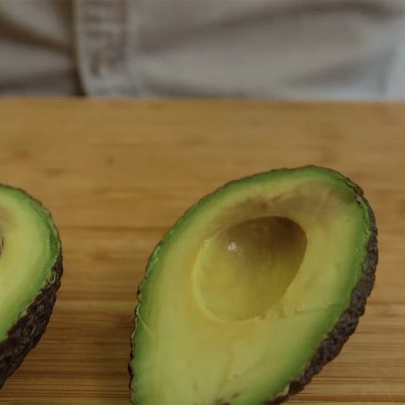 Sốt bơ dằm cùng rau ngò và gia vị tạo hương vị đặc trưng