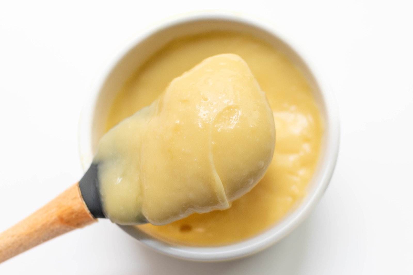 Sốt bơ trứng sánh mịn đặc trưng cho bánh mì