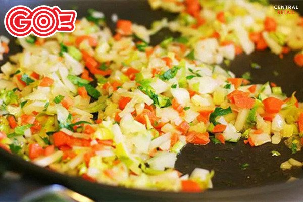 Sốt cà chua đang được nấu trên chảo, nguyên liệu không thể thiếu khi làm bánh mì thịt nướng