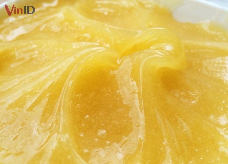 Sốt dầu trứng vàng óng, béo ngậy cho món bánh mì trứng ruốc