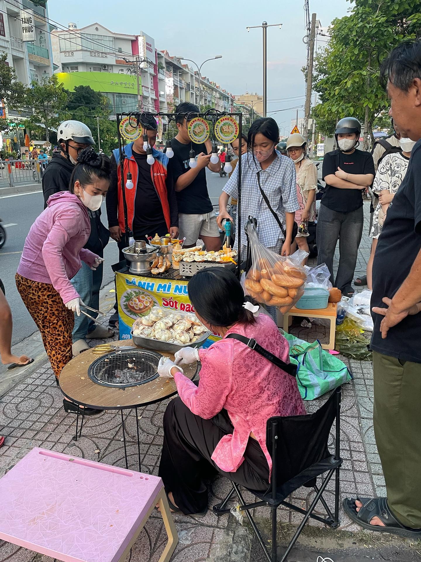 Sốt gạch cua sánh mịn, vàng óng chuẩn bị cho bánh mì gạch cua