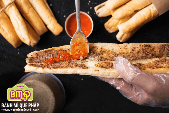 Sốt ớt tươi cay nồng đặc trưng của bánh mì que
