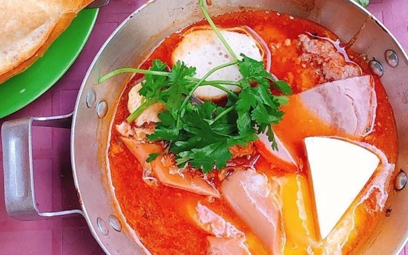 Sốt xíu mại đậm đà ăn kèm bánh mì chảo bít tết