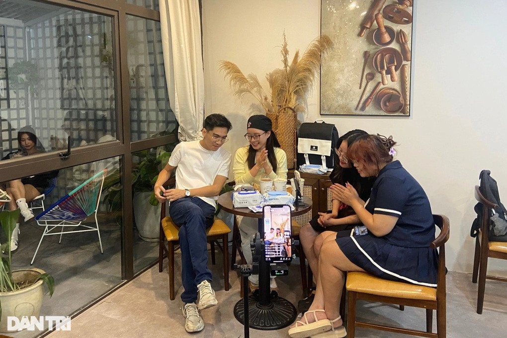 Streamer PewPew cùng những người nổi tiếng khác trong ngày khai trương tiệm bánh mì tại Hà Nội