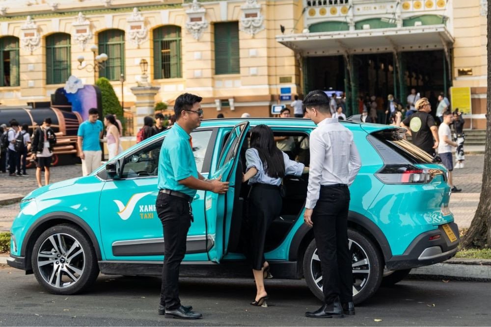 Sử dụng dịch vụ xe điện Xanh SM để tận hưởng hành trình khám phá bánh mì chảo Nguyễn Thiện Thuật