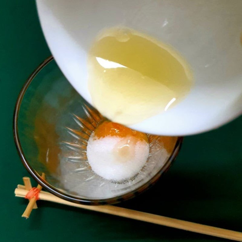 Sử dụng máy đánh trứng cầm tay để làm kem trứng mịn màng