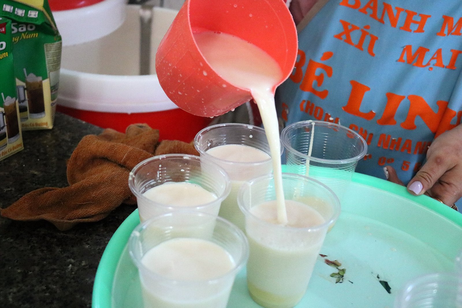 Sữa đậu nành nóng ấm kết hợp cùng bánh mì xíu mại ngon tuyệt