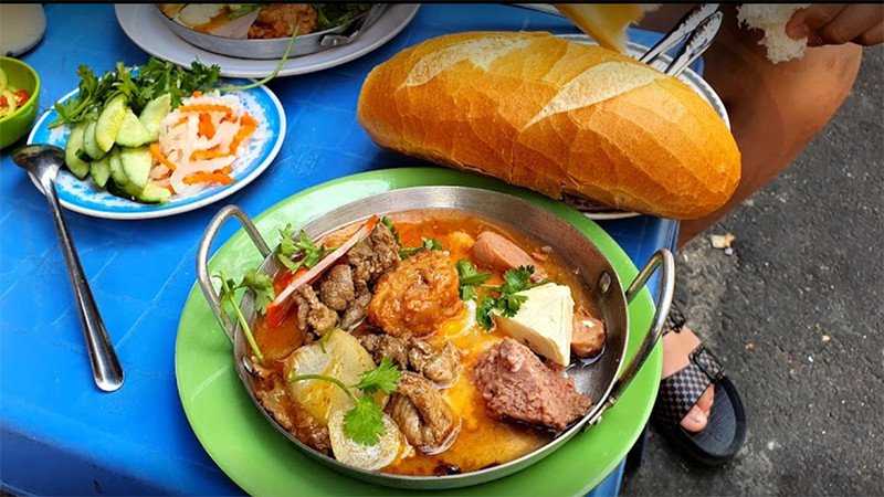 Suất bánh mì chảo hấp dẫn tại quán Đặng Trần Côn, với thịt bò, trứng và rau sống, hình ảnh trực quan về bánh mì chảo giá bao nhiêu tại trung tâm Sài Gòn