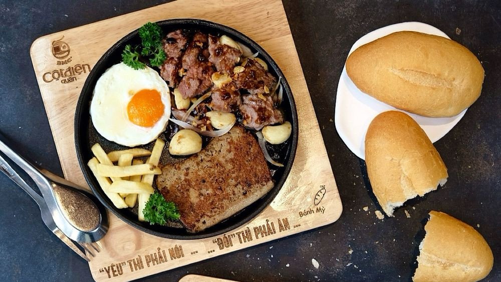 Suất bánh mì chảo thập cẩm đầy đặn của Cột Điện Quán