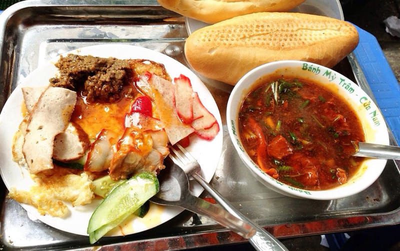 Suất bánh mì sốt vang Trâm nổi tiếng tại Hà Nội