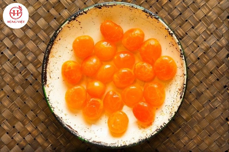 Tách lòng đỏ trứng vịt muối làm nhân xíu mại