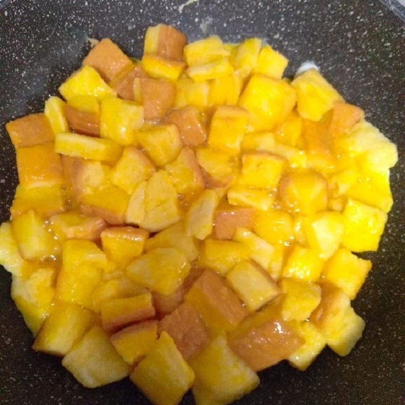 Tạo đế bánh pizza trên chảo