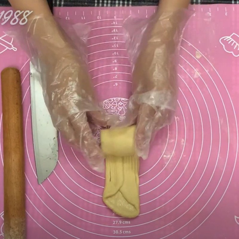 Tạo hình bánh mì cuộn len tinh tế