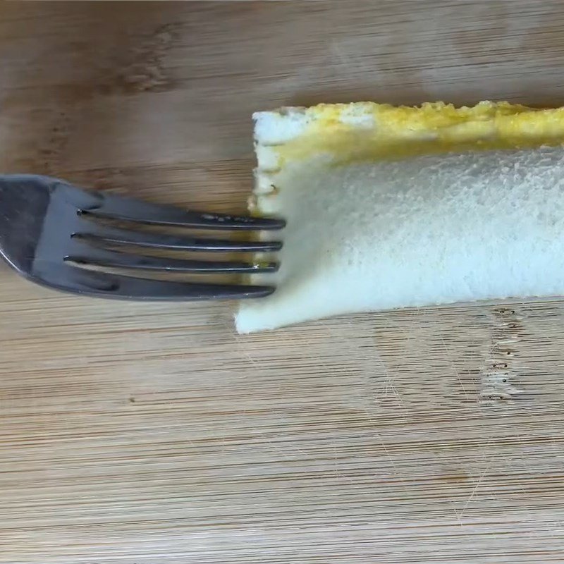 tạo hình bánh mì kẹp chuối chiên