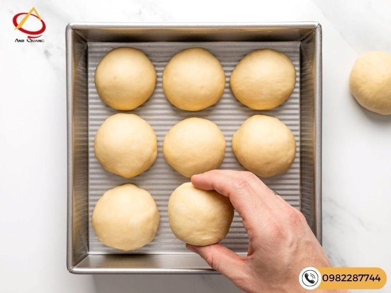 Tạo hình bánh mì nhỏ gọn trước khi nướng bằng nồi cơm điện