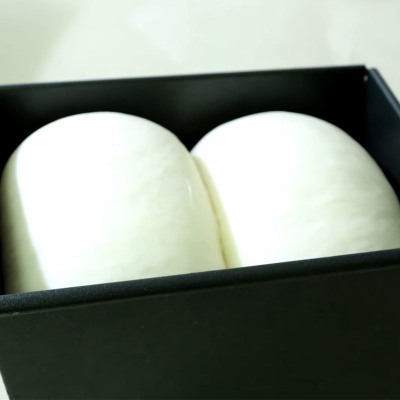 Tạo hình bột và đặt vào khuôn nướng để làm bánh mì sandwich tại nhà